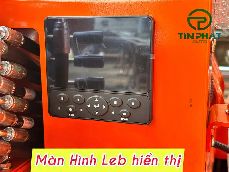 So Sánh Thang Nâng Người làm việc trên cao 12m Hangil và Genie 17 Màn hình led điều khiển các hệ thống cảm biển của xe thang nâng