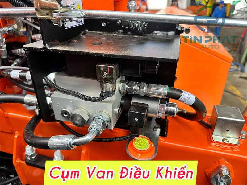 So Sánh Thang Nâng Người làm việc trên cao 12m Hangil và Genie 18 cụm van điều khiển xe thang nâng đồng bộ, nhập khẩu hàn quốc