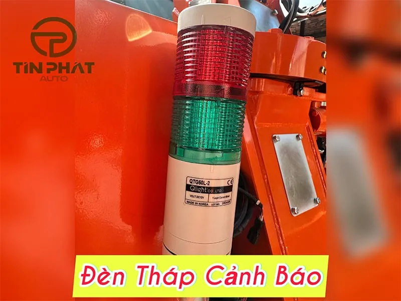 So Sánh Thang Nâng Người làm việc trên cao 12m Hangil và Genie 12 tháp đèn cảnh báo có 3 màu được gắn trên thang nâng người hangil