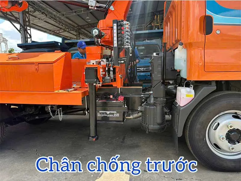 So Sánh Thang Nâng Người làm việc trên cao 12m Hangil và Genie 8 chân chống trước của thang nâng, màu đen