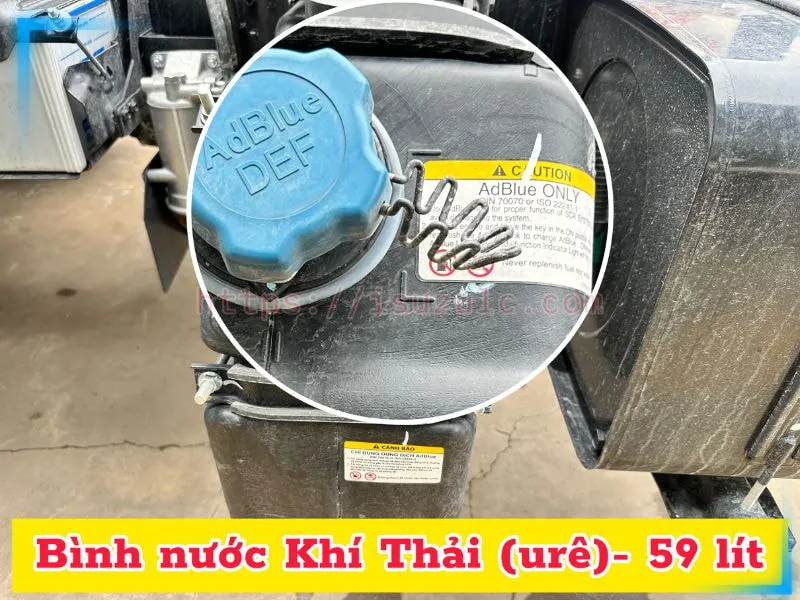 Xe Ép Rác 14 Khối Hino FG (Euro 5) 43 Hệ thống xử lý khí thải (SCR) 50 lít, lộ thiên với bộ xử lý khí thải và bình chứa dung dịch AdBlue (Ure) được đặt bên hông xe, cạnh bình dầu Diesel, dễ dàng nhận biết.