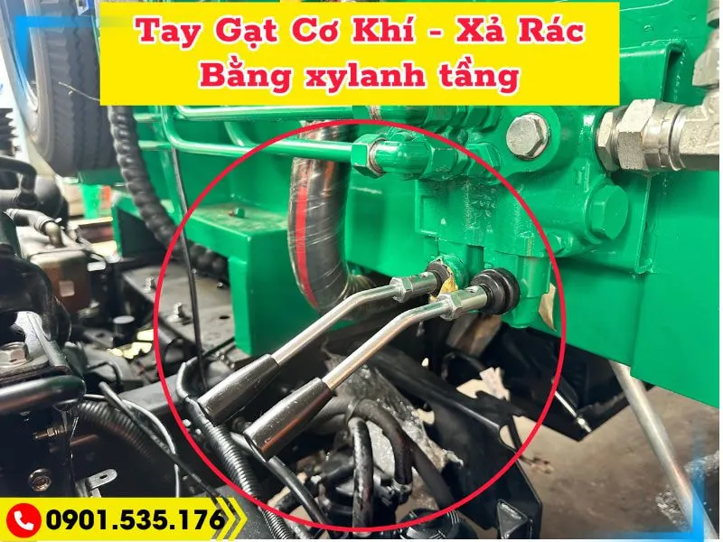 Xe Ép Rác 14 Khối Hino FG (Euro 5) 41 Bố trí tay gạt xả rác sau cabin xe, dễ dàng thao tác khi sử dụng cuốn ép rác