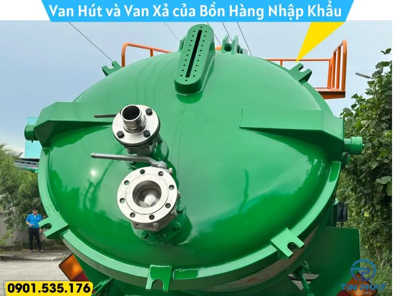 Xe Hút Bể Phốt 6 Khối Hyundai W11S 30 Van hút và van xả phía sau bồn hút bể phốt 6 khối Hyundai