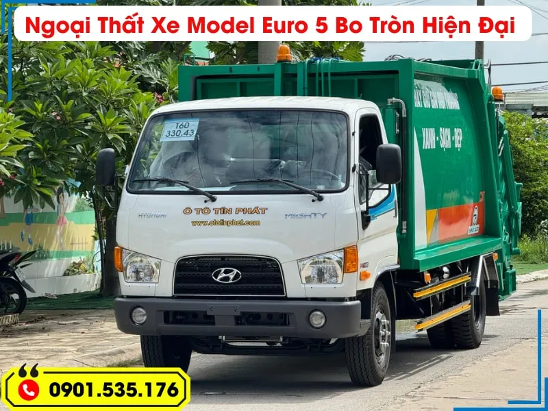 Xe Ép Rác 9 Khối Hyundai - Euro 5 (Máng Xúc) 29 Góc chụp cận cảnh phần đầu xe ép rác Hyundai Mighty, làm nổi bật thiết kế ngoại thất Euro 5 bo tròn hiện đại và logo Hyundai.
