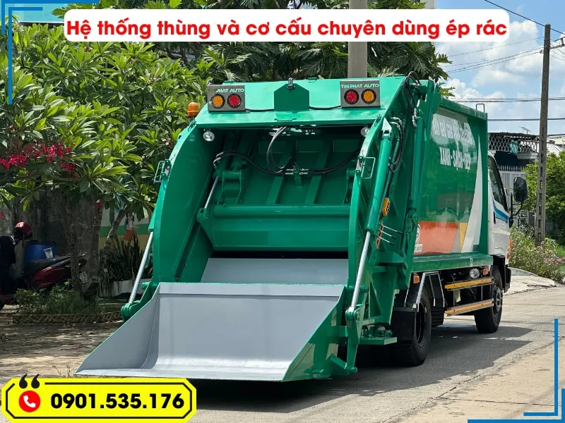 Xe Ép Rác 9 Khối Hyundai - Euro 5 (Máng Xúc) 26 Tổng thể phía sau của xe ép rác Hyundai 9 khối, hiển thị hệ thống thùng và cơ cấu chuyên dùng để ép rác, với phễu thu rác màu xám mở rộng.