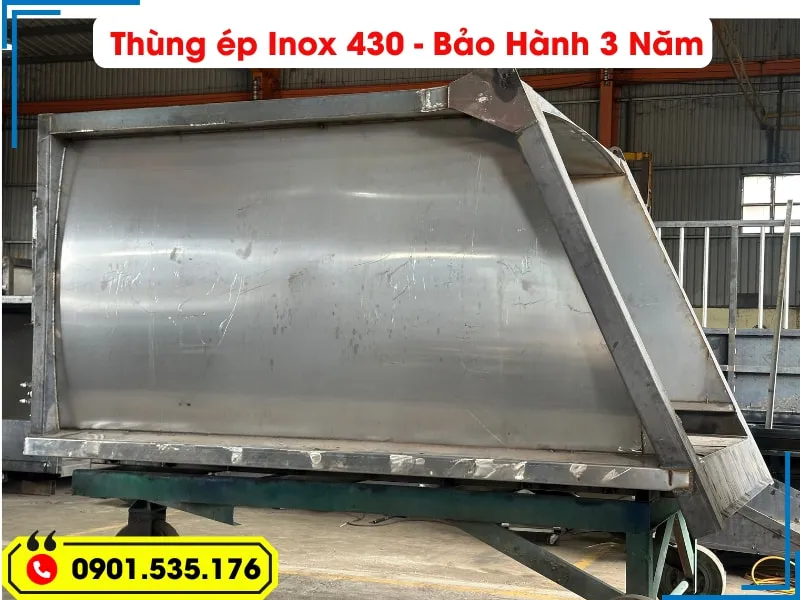 Xe Ép Rác 9 Khối Hyundai - Euro 5 (Máng Xúc) 27 Thùng ép rác của xe được làm bằng Inox 430, màu bạc, có độ bền cao và được bảo hành 3 năm, thể hiện sự chắc chắn và chất lượng của sản phẩm.