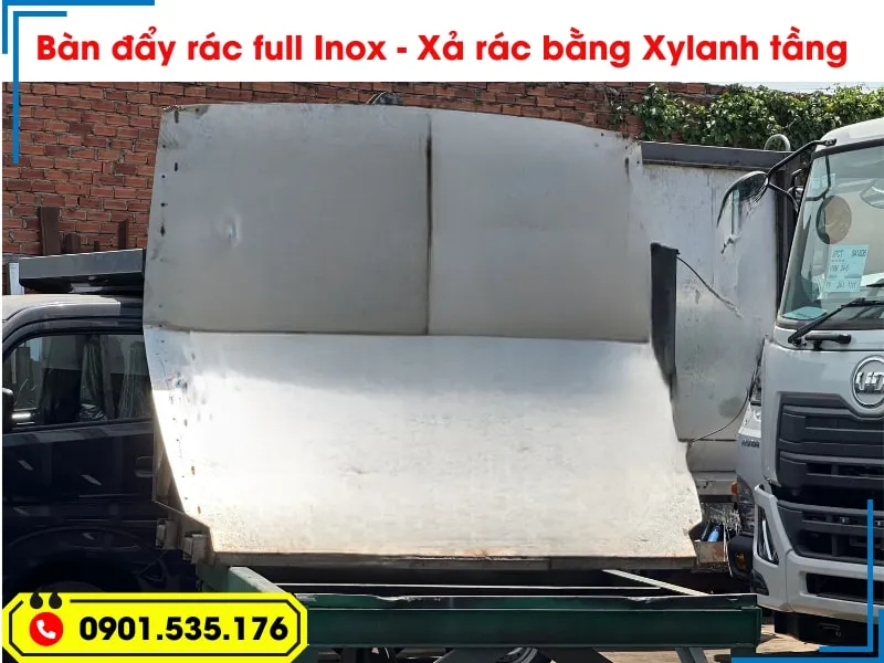 Xe Ép Rác 9 Khối Hyundai - Euro 5 (Máng Xúc) 31 Bàn đẩy rác full Inox của xe ép rác Hyundai, thể hiện bề mặt sáng bóng, chắc chắn, và cơ chế xả rác bằng xy lanh tầng.