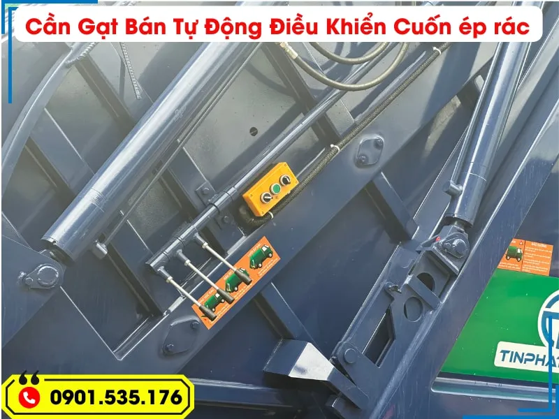 Xe Ép Rác 9 Khối Hyundai - Euro 5 (Máng Xúc) 24 Bảng điều khiển bán tự động cuộn ép rác của xe Hyundai, hiển thị các cần gạt và nút bấm màu vàng, giúp vận hành dễ dàng và hiệu quả