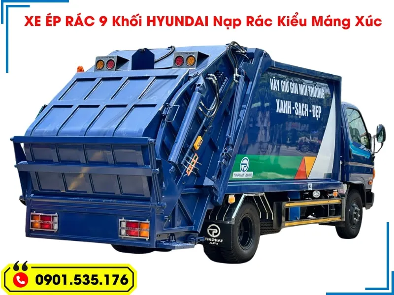 Xe Ép Rác 9 Khối Hyundai - Euro 5 (Máng Xúc) 28 Góc chụp phía sau của xe ép rác 9 khối Hyundai màu xanh dương, cho thấy cơ chế nạp rác kiểu máng xúc, cùng với dòng chữ "Hãy giữ gìn môi trường xanh - sạch - đẹp".
