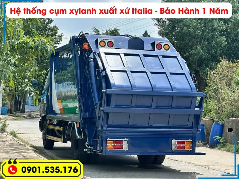 Xe Ép Rác 9 Khối Hyundai - Euro 5 (Máng Xúc) 30 Góc chụp phía sau xe ép rác Hyundai màu xanh dương, tập trung vào hệ thống xy lanh nén rác xuất xứ từ Italia, được bảo hành 1 năm.